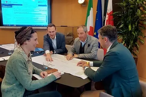 Un progetto comune per la mobilità a Merano. Nella foto (da sinistra) la vicesindaca Katharina Zeller, il direttore d'Ufficio Alexander Alber, il sindaco di Merano Dario Dal Medico e l'assessore provinciale Daniel Alfreider. (Foto: USP/Helga Morandell)