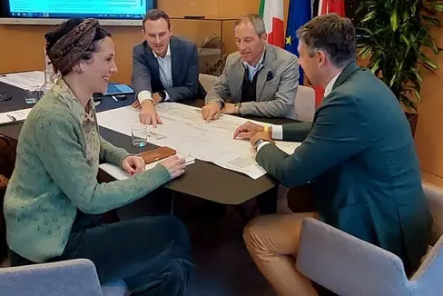 Die Meraner Vizebürgermeisterin Katharina Zeller, der Direktor des Landesamts Infrastrukturen und nachhaltige Mobilität Alexander Alber, der Meraner Bürgermeister Dario Dal Medico und Mobilitätslandesrat Daniel Alfreider bei der Besprechung der vorbereitenden Planung für das Mobilitätszentrum in Meran. (FOTO: LPA/Helga Morandell)