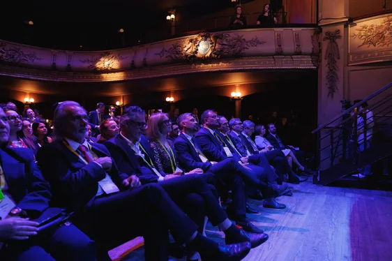 La platea durante l'evento dei Mobility Action Awards 2025 a Bruxelles. (Foto: USP/Ivan Brentegani)