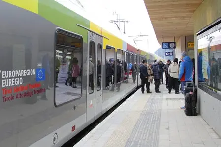 Il 9 novembre è di nuovo la Giornata della Mobilità Euregio: con un abbonamento valido si possono utilizzare treni (nella foto alla stazione di Bolzano), autobus e alcune funivie del sistema di trasporto pubblico locale in tutti i territori dell'Euregio. (Foto: USP)