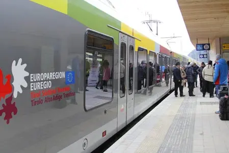 Am 9. November ist wieder Euregio-Mobilitätstag: Mit gültigen Abos können Züge (im Bild am Bahnhof Bozen), Busse und bestimmte Seilbahnen des regionalen öffentlichen Personennahverkehrs in allen Euregio-Ländern genutzt werden. (Foto: LPA)