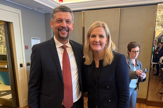 Landeshauptmannstellverteter Daniel Alfreider und die Präsidentin des Internationalen Olympischen Komitees, Kirsty Coventry. (Foto: LPA/Bruno Benedetto)