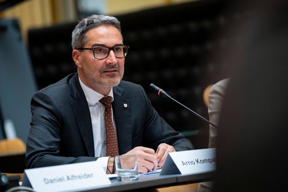 Il presidente della Provincia ha sottolineato che l'Alto Adige osserva con grande preoccupazione gli sviluppi degli ultimi giorni. “Le misure proposte finora non sono sufficienti. È necessario un coordinamento e una gestione transfrontaliera comune per garantire la migliore accessibilità possibile dell'Alto Adige come sede di attività economiche”, ha sottolineato Kompatscher. (Foto: USP/Fabio Brucculeri)