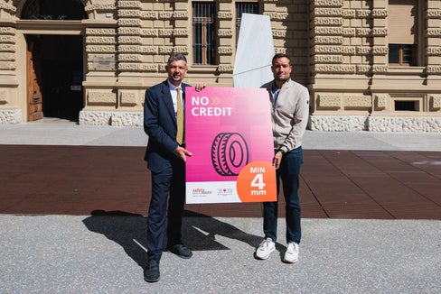 Mobilitätslandesrat Daniel Alfreider (links im Bild) und Lukas Nothdurfter, der Leiter des Fahrsicherheitszentrums Safety Park, mit dem Schild der „NO CREDIT“-Kampagne. (Foto: LPA/Resort Infrastrukturen und Mobilität)