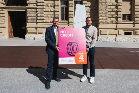 Mobilitätslandesrat Daniel Alfreider (links im Bild) und Lukas Nothdurfter, der Leiter des Fahrsicherheitszentrums Safety Park, mit dem Schild der „NO CREDIT“-Kampagne. (Foto: LPA/Resort Infrastrukturen und Mobilität)