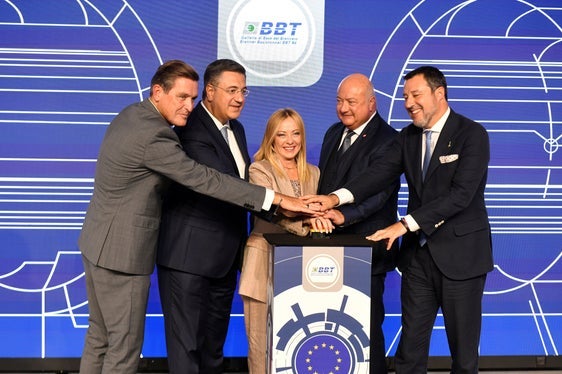 V.l.n.r.: Der österreichische Infrastrukturminister Peter Hanke, EU-Kommissar Apostolos Tzitzikostas, Ministerpräsidentin Giorgia Meloni, der österreichische Bundeskanzler Christian Stocker und Infrastrukturminister Matteo Salvini gaben das Startsignal für den Durchschlag des BBT-Erkundungsstollens. (Foto: LPA/Ivo Corrà)