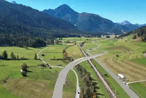 Der Abbau des Bahnübergangs an der Kreuzung zwischen der SS 49 und der SS 52 in Innichen zählt zu den strategisch wichtigsten Infrastrukturmaßnahmen in Südtirol. (Foto: LPA)