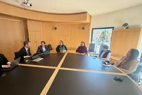 Nella foto, da sinistra: Elisabeth Stampfer (responsabile comunicazione e stakeholdermanagement di SASA SpA), Martin Vallazza (direttore del Dipartimento Infrastrutture e Mobilità), Ruggero Rossi de Mio (direttore generale di SASA SpA), Astrid Kofler (presidente di SASA SpA) e per l'UICI Alto Adige Cristiana Cattoi (consigliera), Ines Mair (presidente) e Dana Ponticello. (Foto: USP/Bruno Benedetto)