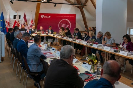 Die Euregio-Versammlung in Salurn hat unter anderem den Haushaltsvoranschlag und das Arbeitsprogramm 2026 genehmigt. (Foto: LPA/Daniel von Jonston)