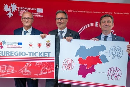 Gaben den Starttermin und die Grafik des Euregio-Tickets bekannt: (von links) Tirols Landeshauptmann Anton Mattle, Euregio-Präsident und Südtirols Landeshauptmann Arno Kompatscher und der Trentiner Landeshauptmann-Stellvertreter Achille Spinelli. (Foto: LPA/Daniel von Jonston)