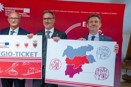 Gaben den Starttermin und die Grafik des Euregio-Tickets bekannt: (von links) Tirols Landeshauptmann Anton Mattle, Euregio-Präsident und Südtirols Landeshauptmann Arno Kompatscher und der Trentiner Landeshauptmann-Stellvertreter Achille Spinelli. (Foto: LPA/Daniel von Jonston)