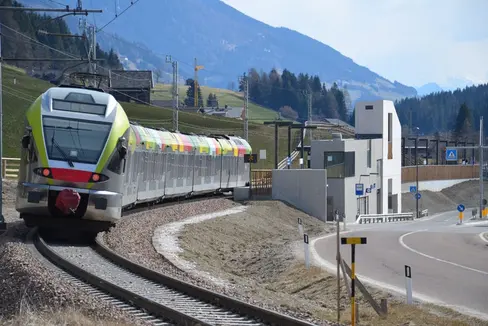 Die grenzüberschreitenden Bahnverbindungen sind bei den Fahrgästen gut angekommen, daher werden sie bis zum Fahrplanwechsel im Dezember 2024 verlängert. (Foto: LPA/Daniel Gütl)