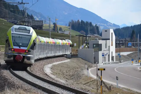Die grenzüberschreitenden Bahnverbindungen sind bei den Fahrgästen gut angekommen, daher werden sie bis zum Fahrplanwechsel im Dezember 2024 verlängert. (Foto: LPA/Daniel Gütl)