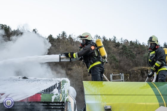 Die Wehrleute löschten die Flammen, die Fahrgäste hatten unverletzt den Zug verlassen können. (Foto: LPA/David Ceska)