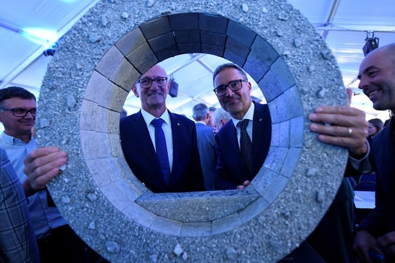 Ein Kunstwerk, das symbolisch für den 64 Kilometer langen Brennerbasistunnel steht, wurde bei der Feierstunde am Brenner enthüllt. v.l.n.r.: der Künstler Gerald Moroder, der Tiroler Landeshauptmann Anton Mattle, Landeshauptmann Arno Kompatscher und der Künstler Carl Felder mit dem Kunstwerk. (Foto: LPA/Ivo Corrà)