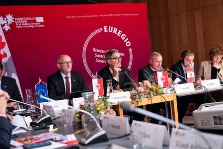 Presentato il programma di lavoro 2024-2025: al tavolo della Giunta (da sinistra) Matthias Fink (Segretariato generale Euregio), Anton Mattle (presidente del Tirolo), Arno Kompatscher (presidente dell'Euregio della Provincia autonoma di Bolzano), Christoph von Ach (segretario generale Euregio), Maurizio Fugatti (presidente del Trentino) ed Elisa Bertò (Segretariato generale Euregio). (Foto: USP/Fabio Brucculeri)