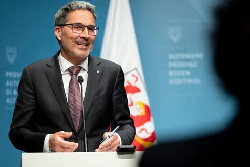 Die Landesregierung wird Berufung gegen den Rekurs des Verwaltungsgerichts Bozen im Bezug auf die Ausschreibung der Zugdienste einlegen, Landeshauptmann Kompatscher schilderte in der Pressekonferenz im Anschluss an die Regierungssitzung die Hintergründe dafür. (Foto: LPA/Fabio Brucculeri)