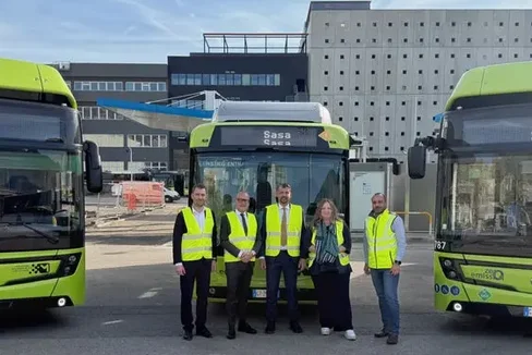 La Provincia autonoma di Bolzano e SASA SpA portano avanti la transizione verso una flotta di autobus a basse emissioni: nella foto, da sinistra, Martin Vallazza, direttore del Dipartimento Infrastrutture e Mobilità, il sindaco di Bolzano Claudio Corrarati, l’assessore provinciale alla Mobilità Daniel Alfreider, la presidente di SASA SpA Astrid Kofler e Fabio Giovannucci, responsabile della manutenzione dei veicoli, insieme ai nuovi autobus elettrici e a idrogeno. (Foto: SASA SpA)