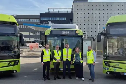 Land und SASA treiben die Umstellung auf eine emissionsarme Busflotte voran: im Bild von links Martin Vallazza, Direktor des Ressorts Infrastrukturen und Mobilität, Bürgermeister Claudio Corrarati, Mobilitätslandesrat Daniel Alfreider, SASA-Präsidentin Astrid Kofler und Fabio Giovannucci, Leiter Fahrzeug-Instandhaltung, mit den neuen Elektro- und Wasserstoffbussen. (Foto: SASA AG)