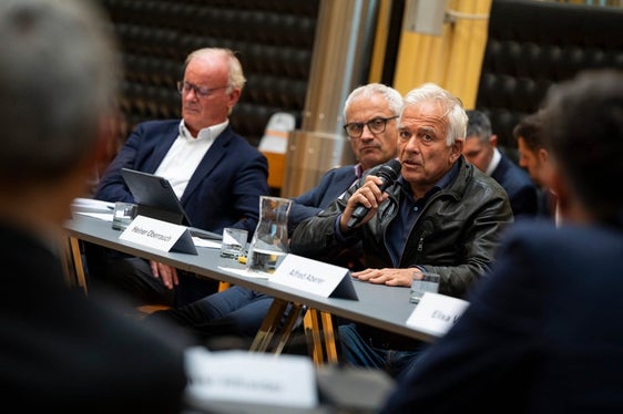 Vertretungen der Wirtschaft und Transportwesens darunter Obmann des Industriellenverbandes Heiner Oberrauch, mit dem Mikrofon und der Vertreter der Anita Trasporti Thomas Baumgartner sprechen mit Kompatscher und Alfreider über die Herausforderungen in puncto Verkehr auf der Brennerachse. (Foto: LPA/Fabio Brucculeri)