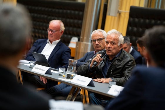 Anche il presidente di Confindustria Alto Adige Heiner Oberrauch ha preso la parola nel corso dell'incontro, alle sue spalle il direttore Josef Negri e Hannes Baumgartner di Fercam (Foto: USP/Fabio Brucculeri)