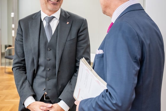 Der Landeshauptmann betonte, dass die Brennerachse eine zentrale Verkehrsverbindung für Südtirol und den gesamten Alpenraum sei. Gemeinsam müssen wir europäische Lösungen entwickeln, die den Güterverkehr effizient lenken, die Umwelt schützen und die Lebensqualität der Anrainer erhalten, so Kompatscher im Gespräch mit Bundesminister Hanke.(Foto: Bundesministerium Innovation, Mobilität und Infrastruktur Wien/Tobias Holzer)