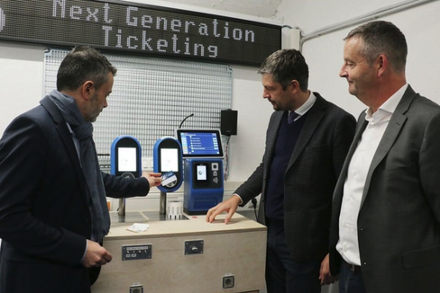 Alle Mobilitätsdienste zusammenfügen und mit einer Karte zugänglich machen - darauf zielt das Projekt MaaS4SouthTyrol. (V.l.) Sta-Direktor Joachim Dejaco, Mobilitätslandesrat Daniel Alfreider und Sta-Bereichsleiter Patrick Dejaco besprechen das Ticketing. (Foto: LPA/Ingo Dejaco)