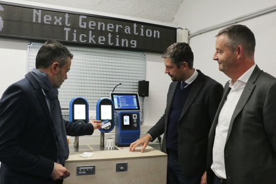 Alle Mobilitätsdienste zusammenfügen und mit einer Karte zugänglich machen - darauf zielt das Projekt MaaS4SouthTyrol. (V.l.) Sta-Direktor Joachim Dejaco, Mobilitätslandesrat Daniel Alfreider und Sta-Bereichsleiter Patrick Dejaco besprechen das Ticketing. (Foto: LPA/Ingo Dejaco)