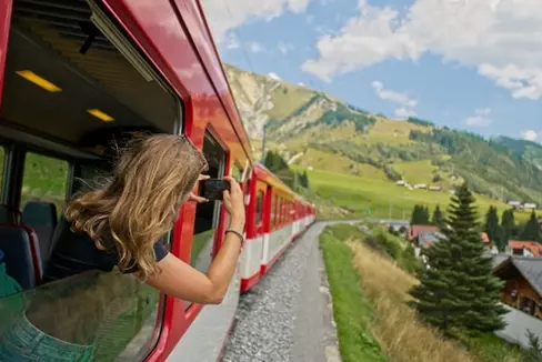 Nell'ambito del progetto Youth Alpine Interrail (Yoalin), 150 pass Interrail per l'estate 2025 sono in palio per i giovani di età compresa tra i 18 e i 27 anni. (Foto: Yoalin)