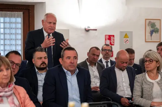 Die Bürgermeisterinnen und Bürgermeister des Bezirks Überetsch Unterland brachten ihre Anliegen bei einer Sitzung der Landesregierung in Auer vor. (Foto: LPA/Fabio Brucculeri)