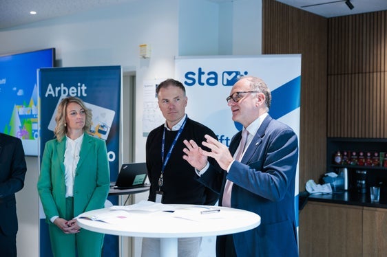 “L'abbonamento Fix365 offre un modo semplice e fiscalmente vantaggioso per sostenere i dipendenti nel passaggio al trasporto pubblico”, ha spiegato Sandro Pellegrini, presidente di Südtiroler Wirtschaftsring-Economia Alto Adige, a destra nella foto. (Foto: USP/STA/Ivan Brentegani)