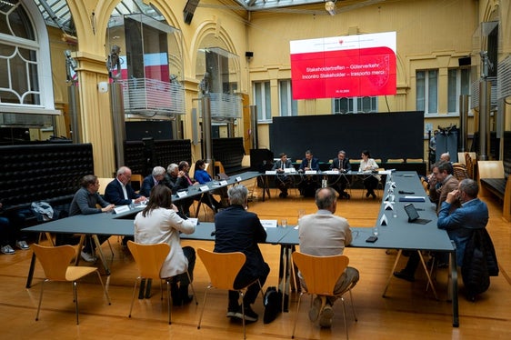 Mögliche Lösungen für ein besseres Verkehrsmanagement auf der Brennerroute wurden beim Treffen von Mobilitätslandesrat Daniel Alfreider und Landeshauptmann Arno Kompatscher mit den Vertretungen von Wirtschaft und Transport thematisiert. (Foto: LPA/Fabio Brucculeri)