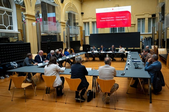 All'incontro erano presenti anche i rappresentanti di Confindustria Alto Adige, delle associazioni artigiane lvh.apa e Cna Alto Adige, di Economia Alto Adige, della Camera di commercio e dell'Unione commercio hds. (Foto: USP/Fabio Brucculeri)