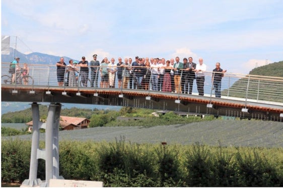 Gleich bei der Feierstunde zur Eröffnung der neuen Brücken in Kalditsch wurden die neuen Infrastrukturen begangen und befahren. (Foto: LPA/Ingo Dejaco)