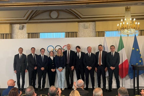 Das Gruppenfoto des Treffens anlässlich des Abschlusses der Olympischen Winterspiele. Im Bild (von links): Giuseppe Sala (Bürgermeister Mailand), Gianluca Lorenzi (Bürgermeister Cortina), Attilio Fontana (Präsident der Region Lombardei), Kristin Kloster Aasen (Mitglied IOC), Kristy Coventry (Präsidentin IOC), Giovanni Malagò (Präsident der Stiftung Mailand-Cortina), Alberto Stefani (Präsident Region Venetien), Luca Zaia (Präsident Regionalrat Venetien), Daniel Alfreider (Landeshauptmannstellvertreter Südtirol) und Maurizio Fugatti (Landeshauptmann Trentino). (Foto: LPA/Bruno Benedetto)