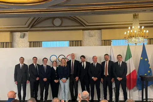 Das Gruppenfoto des Treffens anlässlich des Abschlusses der Olympischen Winterspiele. Im Bild (von links): Giuseppe Sala (Bürgermeister Mailand), Gianluca Lorenzi (Bürgermeister Cortina), Attilio Fontana (Präsident der Region Lombardei), Kristin Kloster Aasen (Mitglied IOC), Kristy Coventry (Präsidentin IOC), Giovanni Malagò (Präsident der Stiftung Mailand-Cortina), Alberto Stefani (Präsident Region Venetien), Luca Zaia (Präsident Regionalrat Venetien), Daniel Alfreider (Landeshauptmannstellvertreter Südtirol) und Maurizio Fugatti (Landeshauptmann Trentino). (Foto: LPA/Bruno Benedetto)