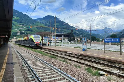 La Giunta provinciale ha prorogato i contratti di servizio di SAD e Trenitalia per il servizio ferroviario fino a giugno 2025, in modo da poter garantire il servizio mentre si svolge la grande gara d'appalto per i servizi ferroviari in Alto Adige. (Foto: USP/Alessandro Veronesi)