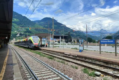Die Landesregierung hat die Dienstverträge von SAD und Trenitalia für den Bahndienst bis Juni 2025 verlängert, damit der Zugdienst aufrecht ist, während die große Ausschreibung der Bahndienste in Südtirol abgewickelt wird. (Foto: LPA/Alessandro Veronesi)