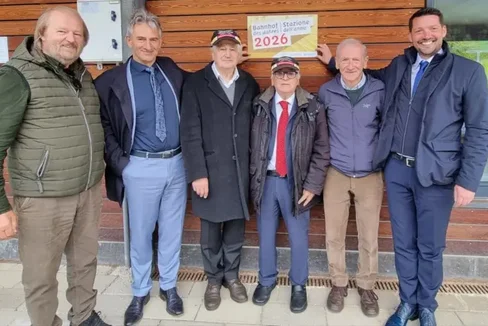 (v.l.n.r.) Alexander Sparber, Mitglied des Vorstandes des Vereins Freunde der Eisenbahn; Paul Schwingshackl, Bürgermeister der Gemeinde Gsies; Ferdinand Mussner, ehemaliger Landesrat für das Mobilitätswesen; Walter Weiss, Präsident des Vereins Freunde der Eisenbahn; Arthur Scheidle, Präsident der Jury Bahnhof des Jahres; Landesrat Daniel Alfreider;