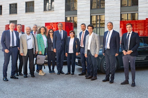 Foto di gruppo delle due delegazioni: da sinistra il direttore tecnico generale di A22 Carlo Costa, Giorgio Botti (Ferrovie del Sud Est), il capo di gabinetto Giuseppe Catalano, il vicedirettore della Ripartizione Mobilità Markus Kolhaupt, la direttora del Dipartimento Sviluppo Economico Gianna Elisa Berlingerio, la EQ Progetti strategici e tecnologie per lo sviluppo economico Daniela Manuela Di Dio, il presidente della Provincia Arno Kompatscher, l'assessora della Regione Puglia Debora Ciliento, l'assessore provinciale Daniel Alfreider, il direttore del Dipartimento Trasporti e Mobilità Sostenibile Vito Antonacci, il direttore generale di Alperia Luis Amort e l'incaricato speciale per la pianificazione provinciale viabilità e flussi di mobilità Michael Andergassen (Foto: ASP/Greta Stuefer)