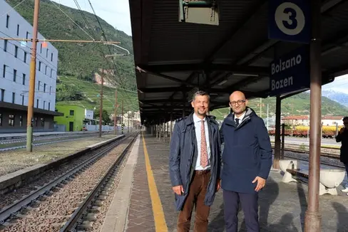 L'assessore provinciale alla Mobilità e alle Infrastrutture Daniel Alfreider (a sinistra) posa assieme all'amministratore delegato di RFI, Gianpiero Strisciuglio, alla banchina dei binari 3 e 4, che verrà innalzata nel 2025. (Foto: USP/Ingo Dejaco)