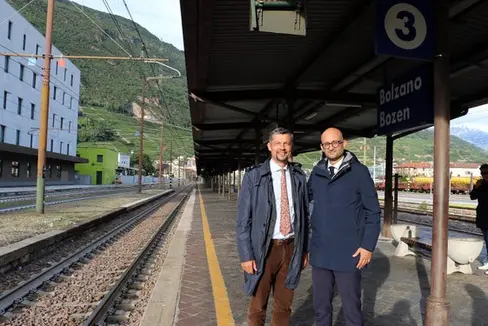 Mobilitäts- und Infrastrukturenlandesrat Daniel Alfreider mit dem RFI-Geschäftsführer Gianpiero Strisciuglio (rechts) am Bahnsteig der Gleise 3 und 4 in Bozen, der 2025 für einen besseren Zugang angehoben wird. (Foto: LPA/Ingo Dejaco)