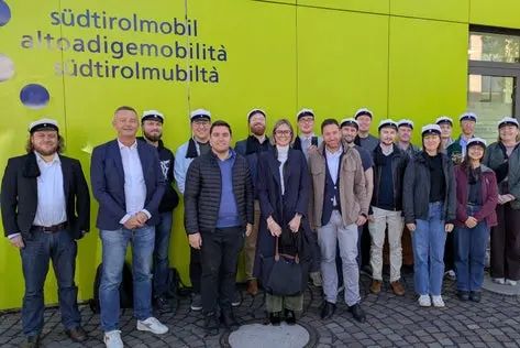 Eine Delegation von Studentinnen und Studenten des Verkehrswesens der Aalto-Universität Helsinki informierte sich über die Südtiroler Mobilitätsstrategien. Das Foto zeigt die Delegation am Bozner Busbahnhof mit Patrick Dejaco (zweiter von links im Vordergrund), Sophia Oberjakober (vierte von links im Vordergrund) und Mirko Waldner (fünfter von links im Vordergrund). (Foto: LPA/STA)
