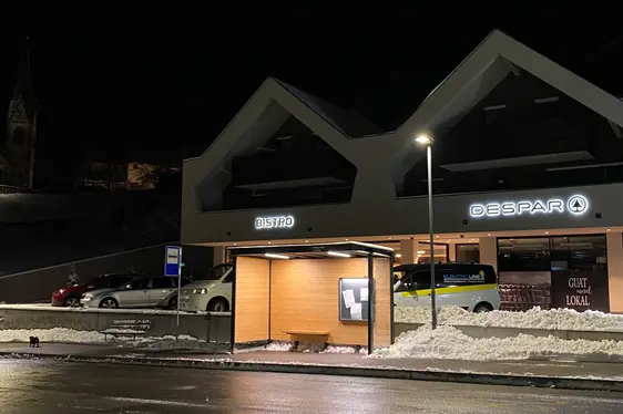 Haltestelle in Halfing (Foto Amt für Infrastrukturen und nachhaltige Mobilität)