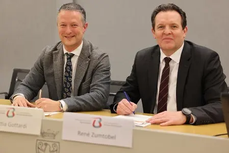 Unterzeichnung des neuen iMONITRAF!-Abkommens In Trient mit den Landesräten Mattia Gottardi (Trentino, links), René Zumtobel (Tirol, rechts) und Daniel Alfreider (nicht im Bild). (Foto: Land Trentino)