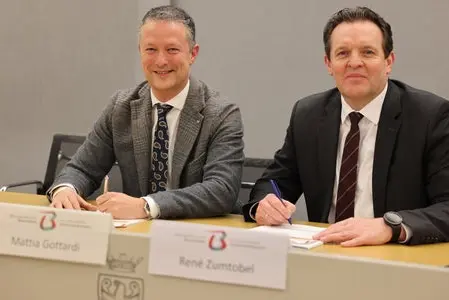 Unterzeichnung des neuen iMONITRAF!-Abkommens In Trient mit den Landesräten Mattia Gottardi (Trentino, links), René Zumtobel (Tirol, rechts) und Daniel Alfreider (nicht im Bild). (Foto: Land Trentino)