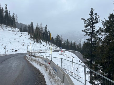 Durch mehrere Eingriffe wird die Passstraße auf den Valparola-Pass unter der Regie der Landesabteilung Tiefbau verbessert. Dadurch soll der Verkehrsweg sicherer für alle Verkehrsteilnehmer werden. (Foto: LPA/Landesabteilung Tiefbau)