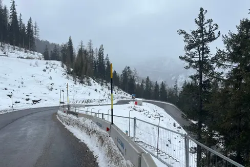 Durch mehrere Eingriffe wird die Passstraße auf den Valparola-Pass unter der Regie der Landesabteilung Tiefbau verbessert. Dadurch soll der Verkehrsweg sicherer für alle Verkehrsteilnehmer werden. (Foto: LPA/Landesabteilung Tiefbau)