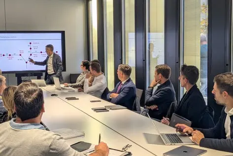 Bei einem Treffen mit Vertretungen von Land, Gemeinden und der Südtiroler Transportstrukturen AG STA zum Ausbau der Bahnlinie Bozen-Meran wurden das Variantenstudium und der aktuelle Planungsstand der verbesserten Trasse besprochen. (Foto: LPA/Ingo Dejaco)