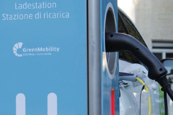 50 Prozent der Neuzulassungen 2030 sollen laut Klimaplan des Landes auf Elektrofahrzeuge entfallen: Das neue Maßnahmenpaket zur Förderung der E-Mobilität in Südtirol soll helfen, dieses Ziel zu erreichen. Vorgestellt wird es am 27. Februar in Bozen. (Foto Margit Perathoner}